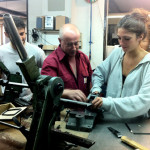 Visita dels estudiants de 3r de Grau a taller de fabricació d'encunys